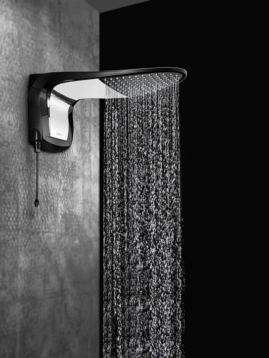 chuveiro lorenzetti acqua wave eletronico preto cromado ligado instalado em parede cinza