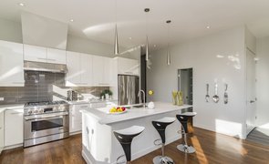 cozinha moderna nas cores branca e inox imagem de dia