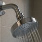 chuveiro purist kohler cromado sem tubo instalado com agua caindo