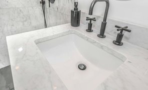 cuba de embutir retangular bancada marmore torneira banheiro kohler