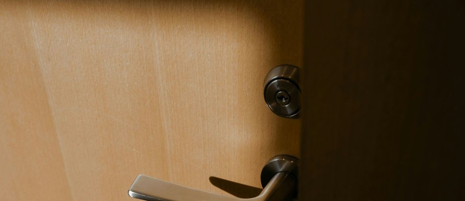 Como colocar maçaneta na porta sem trocar a fechadura